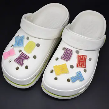 1 Adet Aydınlık Harfler Croc Takılar Aksesuarları Moda Yumuşak PVC ayakkabı tokası Floresan Ayakkabı Dekorasyon Çocuk Karikatür Charm Tasarım