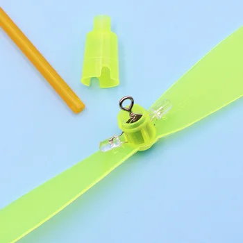 1 ADET Yenilik Glow Plastik Bambu Yusufçuk Pervane Açık Klasik Oyuncaklar Çocuk Hediye Dönen Uçan Ok Renkli Rastgele Renk
