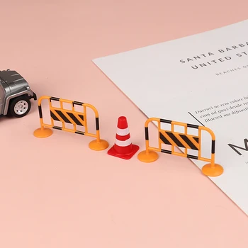 2 adet / takım Dollhouse Minyatür Trafik Yol Konileri Oyuncaklar Eğitim Barikat İşaretleri Modeli Bebek Oyun Evi Oyuncak Çocuklar İçin Eğitici