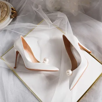 2022 Yaz Yeni Zarif Bayanlar Gelin Düğün parti ayakkabıları İnci Saten Pompaları Moda Çok Yönlü Düğün Yüksek Topuklu Düz Renk