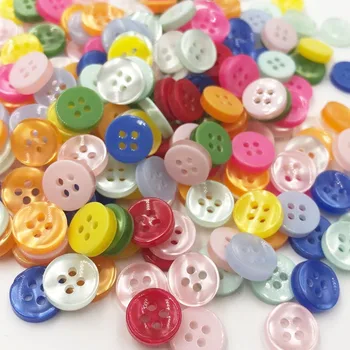 50 adet 11MM 4 delikli mix renkler plastik düğmeler konfeksiyon dikiş aksesuarları DIY scrapbooking PT162
