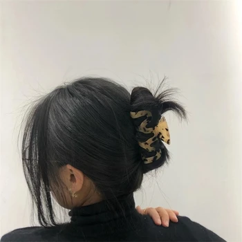 AOMU Yaz Moda Renkli Pembe Kahverengi Leopar Akrilik Reçine Dalga Saç Pençe Düzensiz Hollow Firkete Kadınlar için Parti Takı