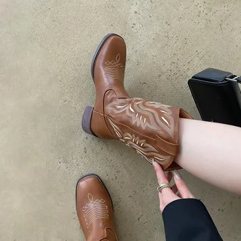 Cowgirls Kovboy İşlemeli Batı Botları Kadınlar İçin Moda Med Buzağı Marka yeni ayakkabı Med Topuk 2022 Popüler Rahat Kayma