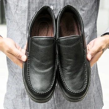 Işık erkek mokasen ayakkabıları deri ayakkabı Erkekler Sneakers Lüks Moda Rahat Kayma Resmi Erkekler Moccasins Siyah Erkek sürüş ayakkabısı