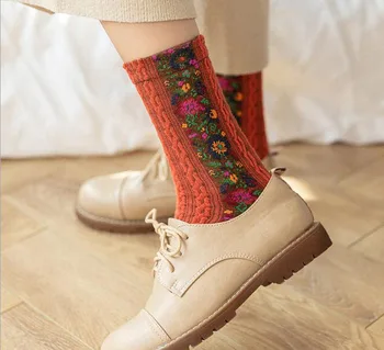 Kadınlar Yeni Etnik Tarzı Çorap Retro Mahkemesi Desen Çorap Rahat Parti Kişilik Çizmeler Çiçek Çorap Rahat Orta Tüp
