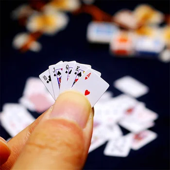 Mini Poker Oyun Kartları Rastgele Komik Modeller Poler Sevimli Minyatür Oyunları oyuncak bebekler Dekoratif Dollhouse Aksesuarları