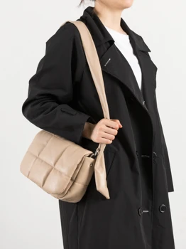 Moda Yastıklı Yastık Omuz Çantası Kadınlar için Tasarımcı Kapitone Crossbody Çanta Düğümlü Pu Deri Messenger Çanta Aşağı Cottton Kesesi