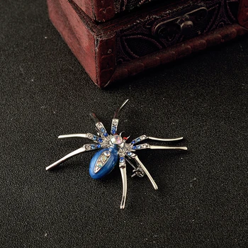 MZC 2019 Bildirimi Örümcek Emaye Broş Pin Kadınlar için Böcek Araneid Rozeti Yaka Broş Giyim Aksesuarları 5 Renkler