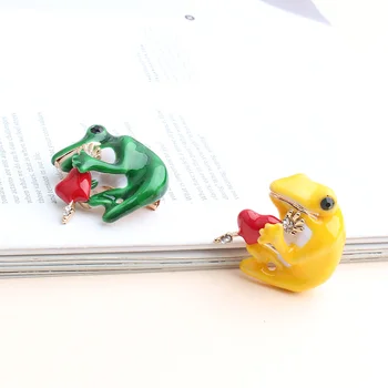 Pomlee Kucaklama Kalp Kurbağa Broş Kadınlar için Yeşil Sarı Emaye Hayvan Broş Pin Lüks Takı Ceket Aksesuarları Bijuteri