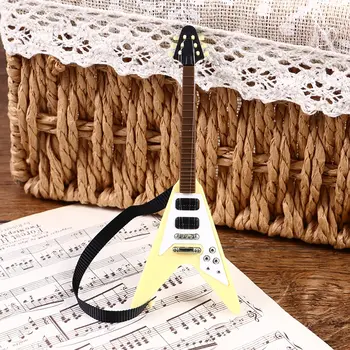 Sevimli 1 ADET Gitar Aksesuarları Dollhouse Minyatür Enstrüman Parçası Ev Dekor için Çocuk ahşap mobilya Zanaat Süsleme