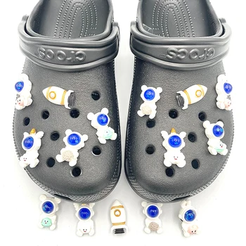 Sevimli Karikatür Astronot Roket Ayakkabı Pimleri Dekorasyon Croc Ayakkabı Takılar DIY Moda Sandalet Aksesuarları Jıbz Çocuklar İçin Uygun Takunya