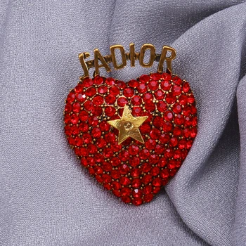 Vintage kişilik elmas taklidi kırmızı kalp şeklinde broş kadın romantik hediyeler için